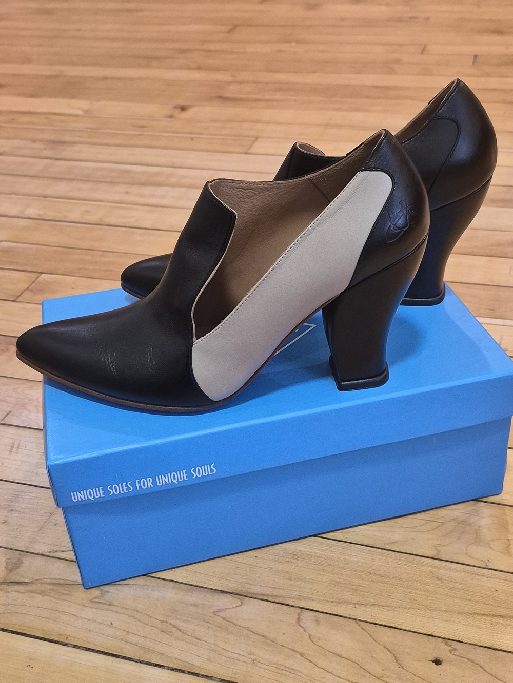 John Fluevog Elegant Conversation Kendra Black and Cream Leather Heels - Picture 5 of 8